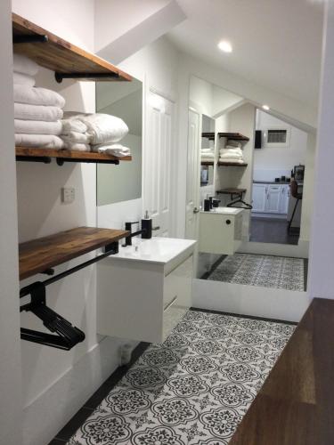 塔姆沃思的住宿－Studio on Denne，一间带水槽和镜子的浴室