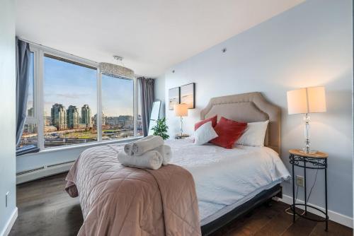 um quarto com uma cama com uma toalha em Downtown 1 Bedroom Water View Condo em Vancouver