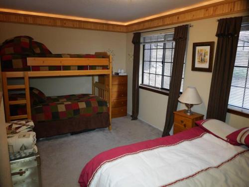 1 dormitorio con 1 cama y 1 litera en Sweet Retreat: Theater, Pool/Ping-Pong, Quiet!, en Camp Connell