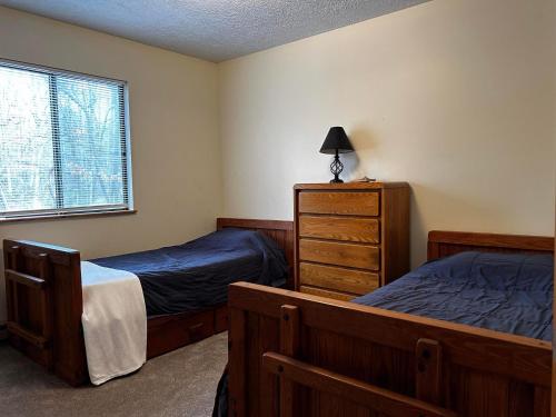 1 dormitorio con 2 camas, vestidor y ventana en New!! The Cabin Located In Alphine Lake Resort, en Alpine Lake