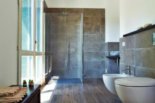 uma casa de banho com um chuveiro, um WC e um lavatório. em Il Fiume Azzurro Home B&B em Castelletto sopra Ticino