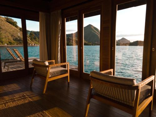 a room with chairs and a view of the water at Menjaga Bay in Labuan Bajo