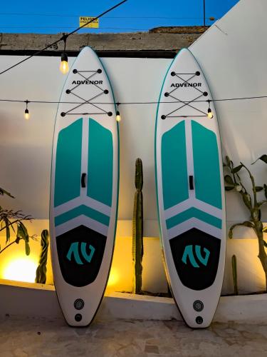 two surfboards are leaned up against a wall at Hermosa vista al mar desde rooftop y a pocos metros de mar in Cartagena de Indias
