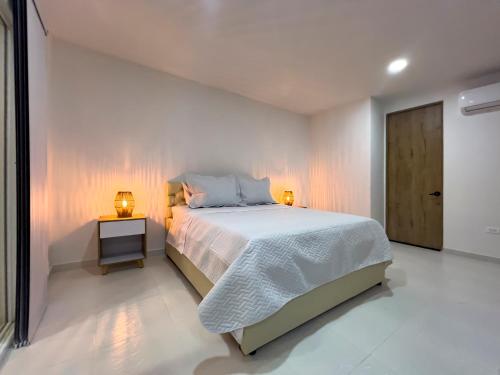 a bedroom with a bed with two lamps on it at Hermosa vista al mar desde rooftop y a pocos metros de mar in Cartagena de Indias