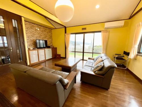 ein Wohnzimmer mit 2 Sofas und einem TV in der Unterkunft BLUE AMALFI - Vacation STAY 28035v in Ōbe