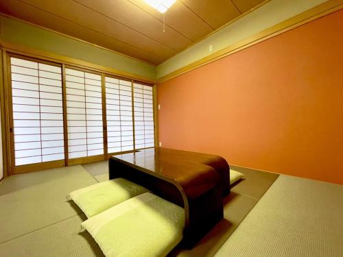 BLUE AMALFI - Vacation STAY 28035v في Ōbe: غرفه فيها سرير ووسادتين