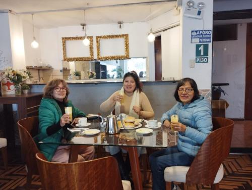 three women sitting at a table eating food at CasaHotel Jockey Plaza Mall in Lima