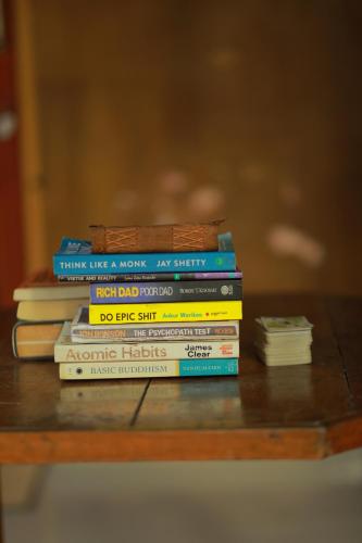 una pila de libros sentados en una mesa en Appu's Abode en Kollam