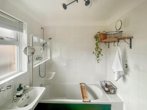 uma casa de banho branca com uma banheira e um lavatório em Seaways em Lee-on-the-Solent