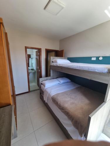 2 łóżka piętrowe w pokoju z łazienką w obiekcie Apto luxo de 2 quartos, 3 banheiros Praia do forte w mieście Cabo Frio