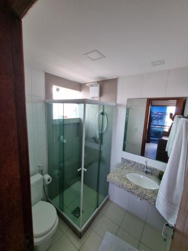 uma casa de banho com um chuveiro, um WC e um lavatório. em Apto luxo de 2 quartos, 3 banheiros Praia do forte em Cabo Frio