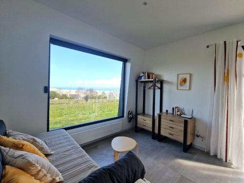 un salon avec une grande fenêtre avec vue dans l'établissement Flat in France near 7 Sandy Beaches, à Locquirec