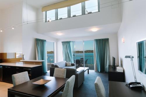 un soggiorno con divano e tavolo di Ramada Hotel & Suites by Wyndham Ballina Byron a Ballina