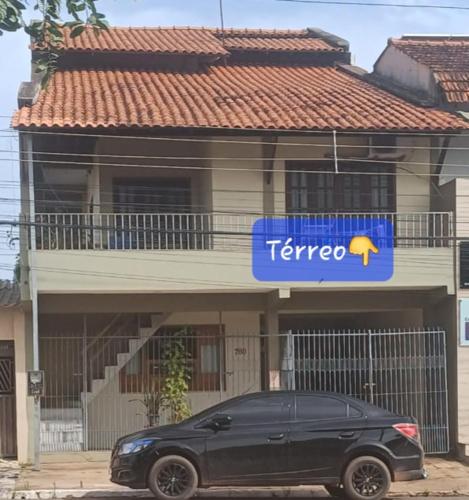 um carro preto estacionado em frente a uma casa em Suite em ótima localização em Santarém