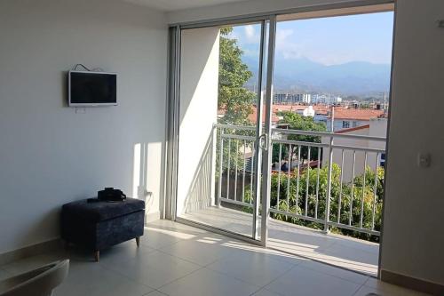 Cette chambre dispose d'un balcon et d'une grande porte coulissante en verre. dans l'établissement apartamento en santa marta, à Nuevo Amanecer