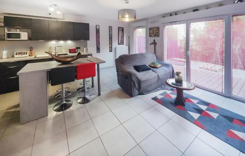 Il comprend une cuisine et un salon avec une table et une chaise. dans l'établissement 3 Bedroom Gorgeous Home In Agde, à Agde