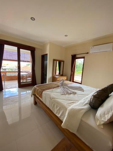 um quarto com uma cama grande num quarto em Wahadi homestay em Ubud