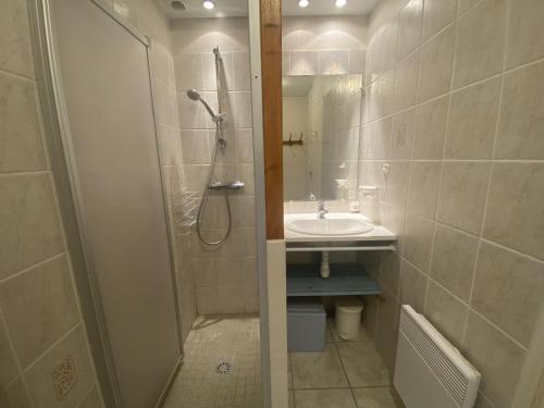 Kúpeľňa v ubytovaní Maison Fouras, 3 pièces, 2 personnes - FR-1-709-50