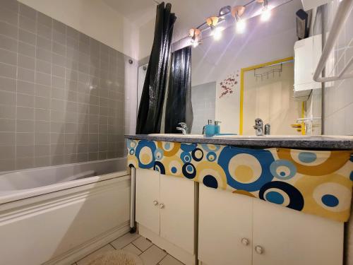 uma casa de banho com um lavatório e um chuveiro em Appartement Argelès-sur-Mer, 2 pièces, 6 personnes - FR-1-309-375 em Argelès-sur-Mer