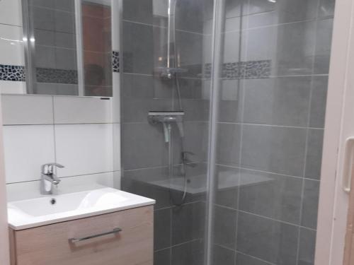 une salle de bain avec douche et lavabo dans l'établissement Appartement refait à neuf avec loggia et parking, à 2 pas de la plage et des commerces - FR-1-712-7, à Villers-sur-Mer