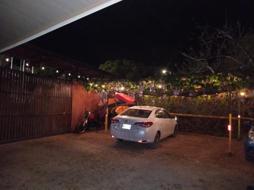 un coche aparcado en un estacionamiento por la noche en Nambí Rooms, en Nambí