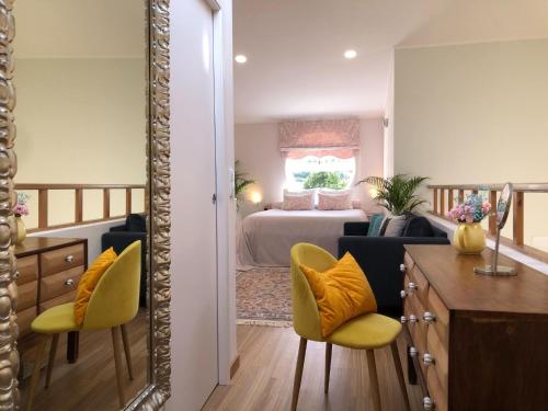 - une chambre avec un lit et un miroir dans l'établissement Holiday home with private pool in Matacães, à Torres Vedras