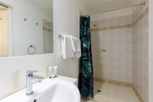 Ванна кімната в 1 Bedroom @ Palm Villas #2