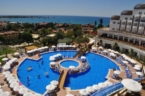 - une vue sur la piscine d'un complexe dans l'établissement Side Prenses Resort Hotel & Spa, à Sidé