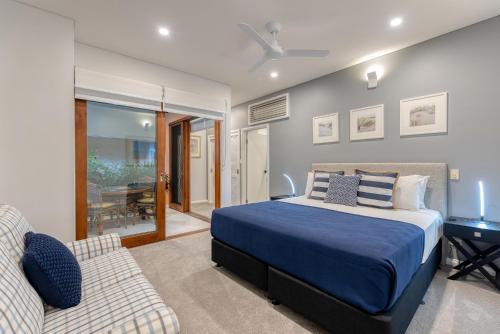 Un dormitorio con una cama, un escritorio y una silla. en Villa 3 @ Chez Willow, 2 mins to Four Mile Beach, en Port Douglas
