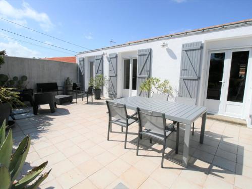 Photo de la galerie de l'établissement Maison soignée proche plage et centre-ville, avec jardin clôturé et wifi - FR-1-22-332, à La Tranche-sur-Mer