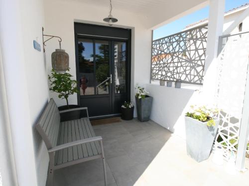 Photo de la galerie de l'établissement Maison soignée proche plage et centre-ville, avec jardin clôturé et wifi - FR-1-22-332, à La Tranche-sur-Mer