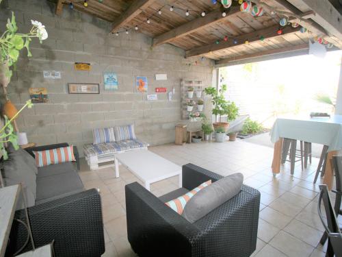 Photo de la galerie de l'établissement Maison soignée proche plage et centre-ville, avec jardin clôturé et wifi - FR-1-22-332, à La Tranche-sur-Mer