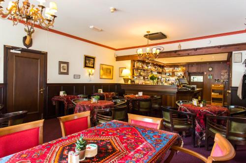 a restaurant with tables and chairs and a bar at Hotel Cafe Restaurant De Gouden Karper in Hummelo