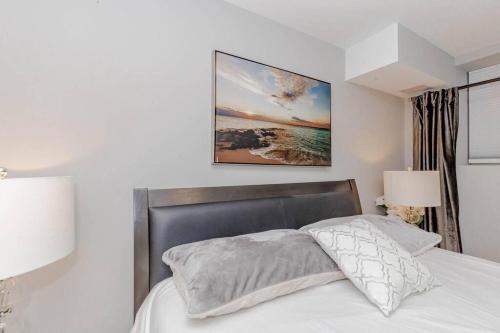 sypialnia z łóżkiem i zdjęciem na ścianie w obiekcie Luxury Basement Apartment in Oakville w mieście Oakville