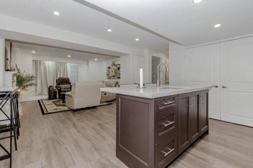 オークビルにあるLuxury Basement Apartment in Oakvilleのシンク付きのキッチンとリビングルーム