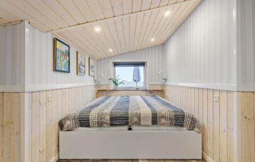 ein Schlafzimmer mit einem großen Bett in einem Zimmer in der Unterkunft Gorgeous Home In Otterup With Wifi in Otterup