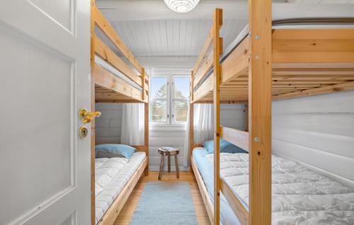 2 Etagenbetten in einem kleinen Zimmer mit Tür in der Unterkunft Pet Friendly Home In Tisvildeleje With Wifi in Tisvildeleje