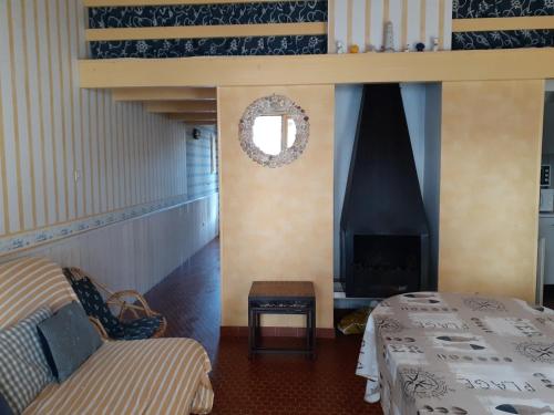 une chambre avec deux lits et une cheminée dans l'établissement Charmante maison avec piscine chauffée à 1300m de la plage à Saint-Jean-de-Monts - FR-1-323-363, à Saint-Jean-de-Monts