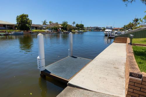un muelle en un río con barcos en el agua en 13 Cavill Avenue, en Forster