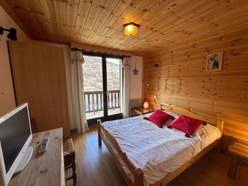 a bedroom with a bed in a wooden cabin at Appartement Vars, 3 pièces, 8 personnes - FR-1-773-14 in Vars