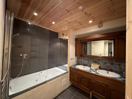 a bathroom with two sinks and a bath tub at Appartement Vars, 3 pièces, 8 personnes - FR-1-773-14 in Vars