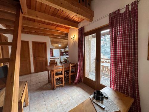 ein Wohnzimmer mit einem Holztisch und einem Esszimmer in der Unterkunft Appartement Vars, 2 pièces, 4 personnes - FR-1-773-4 in Vars