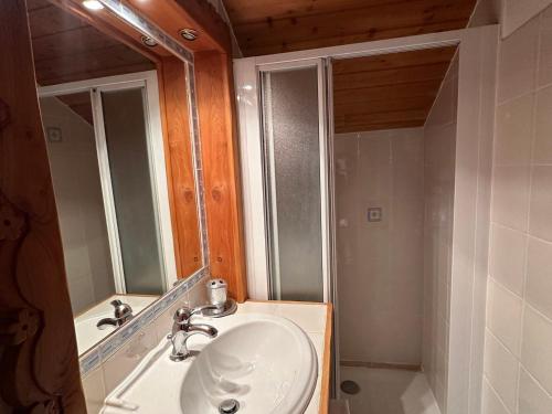 ein Bad mit einem Waschbecken und einem Spiegel in der Unterkunft Appartement Vars, 2 pièces, 4 personnes - FR-1-773-4 in Vars