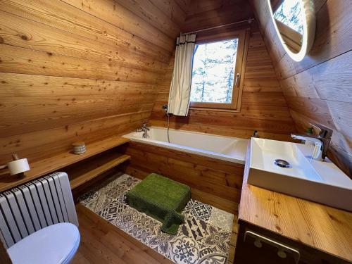 ein Badezimmer mit einer Badewanne, einem Waschbecken und einem WC in der Unterkunft Chalet Vars, 5 pièces, 12 personnes - FR-1-773-6 in Vars