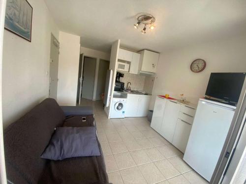 Photo de la galerie de l'établissement Appartement 2P cabine avec piscine, terrasse et parking privé à Marseillan - FR-1-326-800, à Marseillan