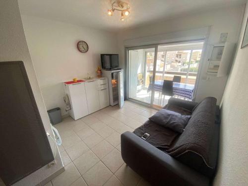 Photo de la galerie de l'établissement Appartement 2P cabine avec piscine, terrasse et parking privé à Marseillan - FR-1-326-800, à Marseillan