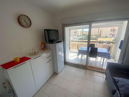 Photo de la galerie de l'établissement Appartement 2P cabine avec piscine, terrasse et parking privé à Marseillan - FR-1-326-800, à Marseillan
