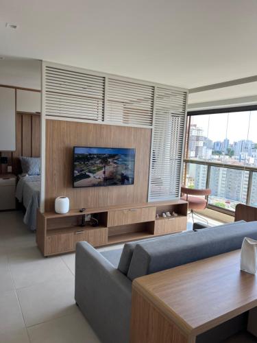 un salon avec un canapé et une télévision dans l'établissement Barra Premium, à Salvador