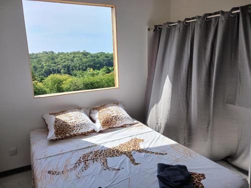 una camera da letto con un letto con un ghepardo sopra di Haven Paradise a Sainte-Anne