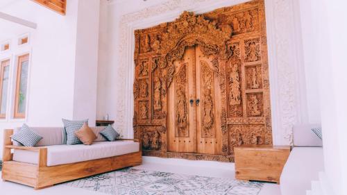 a living room with a large wooden door at Budha Manis Villa in Kerobokan